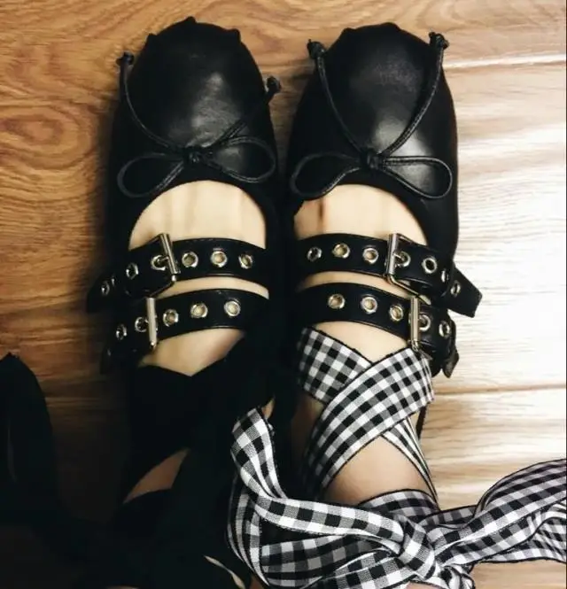 Женские балетки на плоской подошве с перекрестными ремешками и лентами