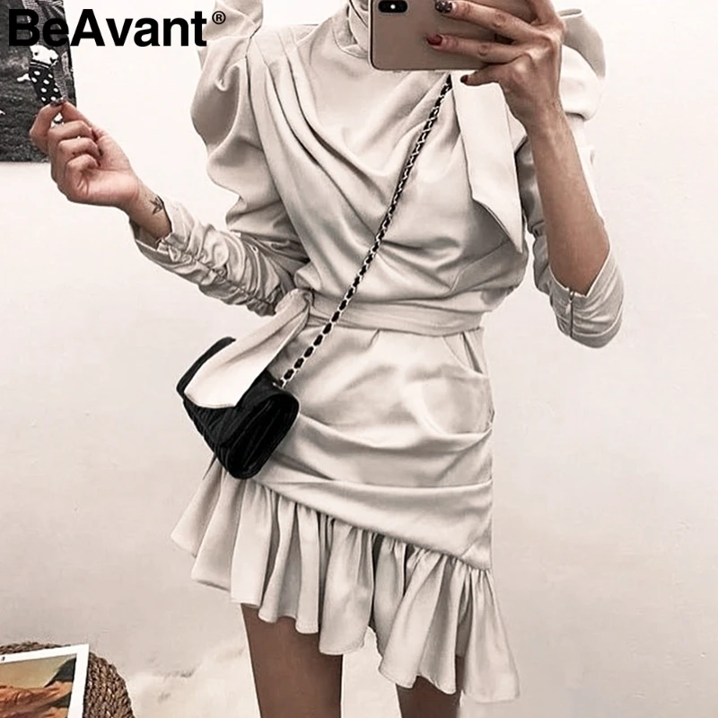 Женское атласное платье с рюшами BeAvant асимметричное короткое длинным рукавом и