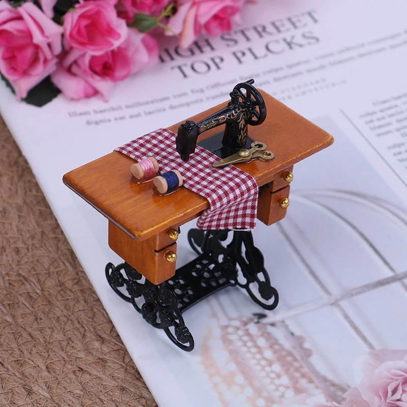 1/12 Масштаб Кукольный домик украшение деревянная миниатюрная мебель семьи винтажная миниатюрная швейная машина с тканью