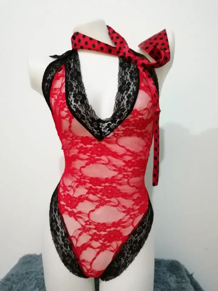 Сексуальное нижнее белье черного и красного цвета с глубоким v-образным вырезом