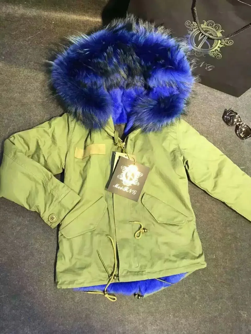 

Женская зимняя короткая парка Mr Furs, синяя парка с длинным рукавом и воротником из меха енота, Италия