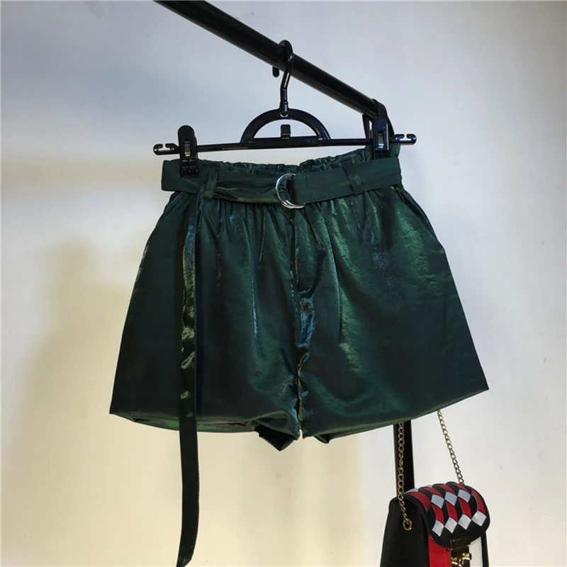 Женские блестящие шорты с поясом повседневные однотонные широкими штанинами