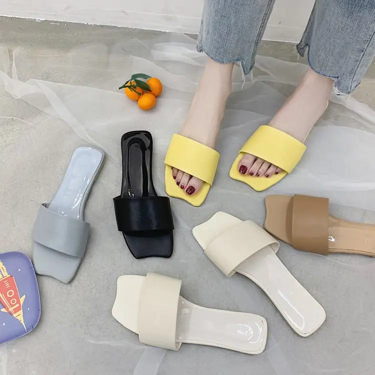 Новые модные летние сандалии и шлепанцы пляжные ярких цветов на плоской подошве