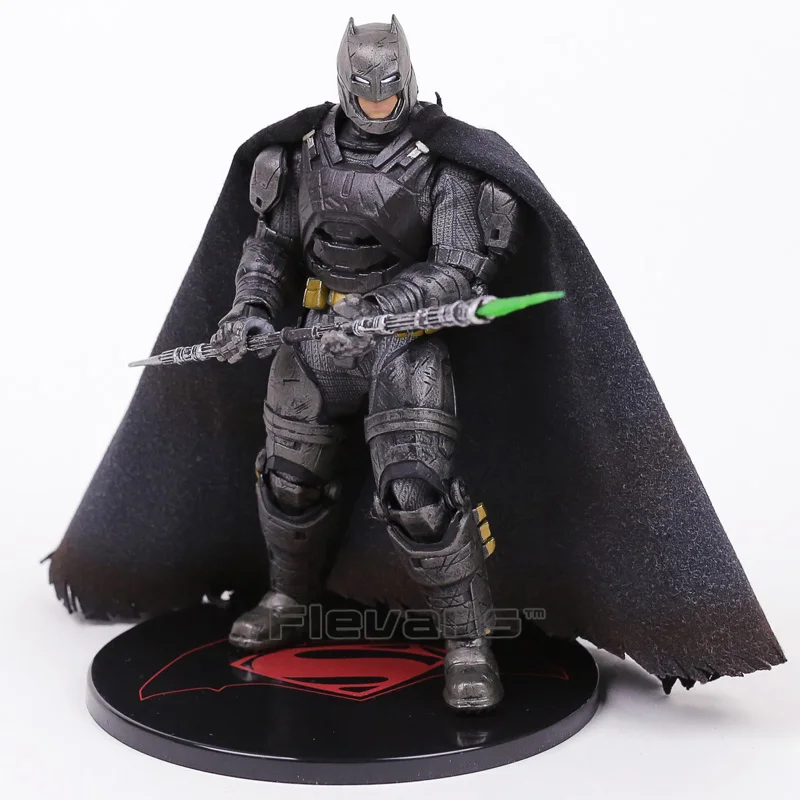MEZCO TOYZ Бэтмен против Супермена на заре справедливости Бэтмен в доспехах 1:12 ПВХ фигурка Коллекционная модель игрушки с светодиодный светильник