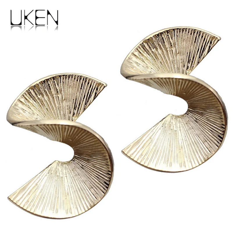 Danfosi простота золото Цвет S письмо серьгу для Для женщин из металла Модные