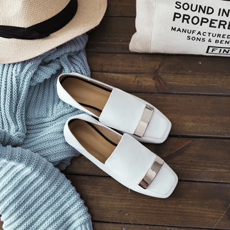 Женские лоферы из натуральной кожи с металлическим украшением | Обувь