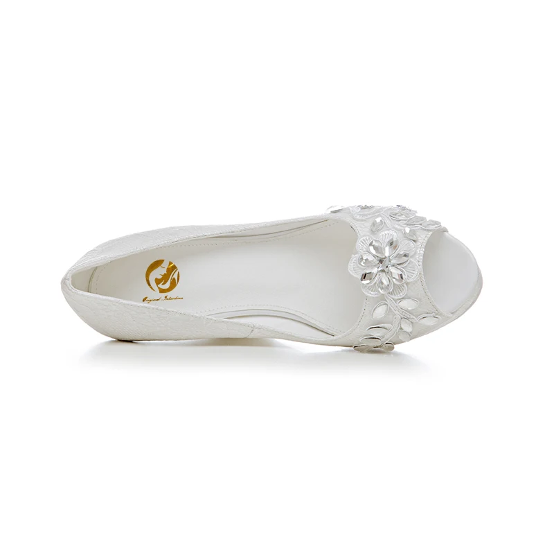 Женские свадебные туфли на танкетке Intention белые лодочки с кружевом и открытым