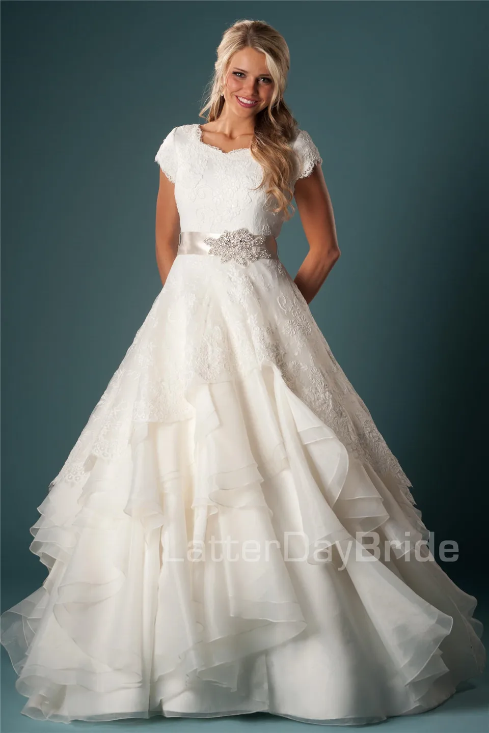 

Lace Ball Gown Modest Wedding Dresses With Cap Sleeves Ruffles Organza Short Sleeves Bride Dresses Champagne Sash Buttons Back