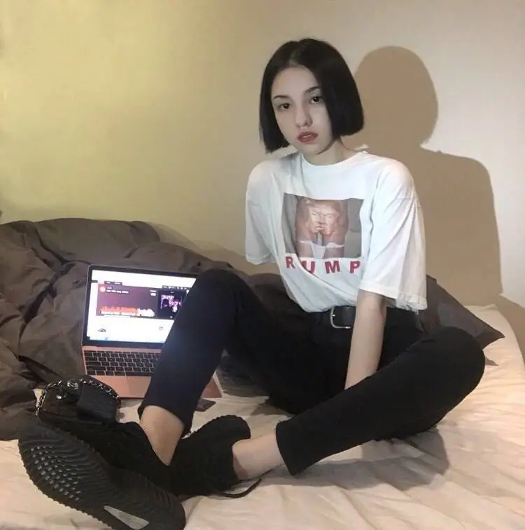 Белая хлопковая свободная футболка с короткими рукавами и круглым вырезом в