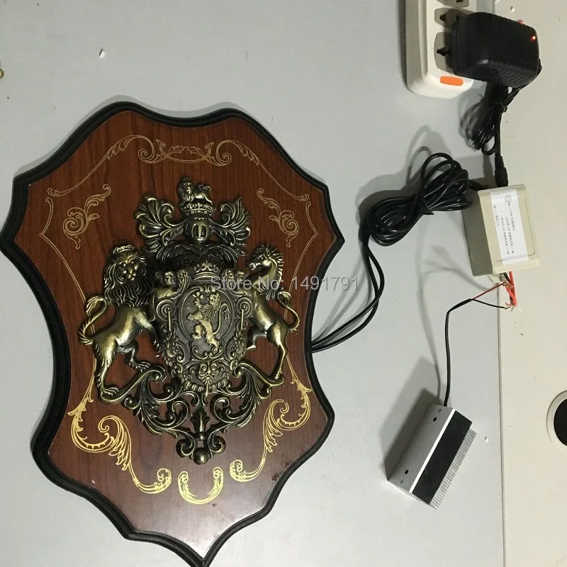 Деревянная стена подвесная доска наденьте меч чтобы открыть замок выжить