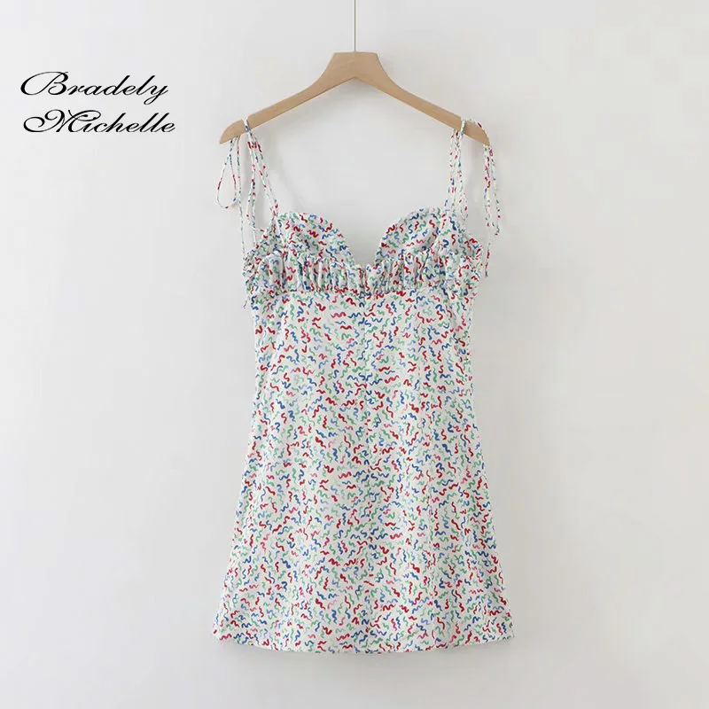 Женское платье на тонких бретельках длинное эластичное с вырезом лодочкой и