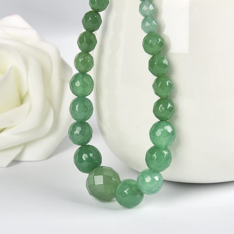 

Beads of distinct size and the T u r a-u o is e color 6-14 mm Dong ling jas-per necklace.The gift for the woman