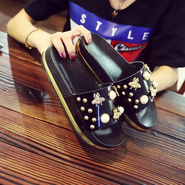 Летние блестящие женские шлепанцы на плоской подошве с заклепками и жемчугом для