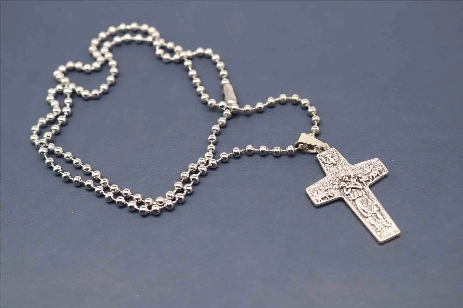 Много стилей. Религиозный металлический Христос перекрещивается на длинной