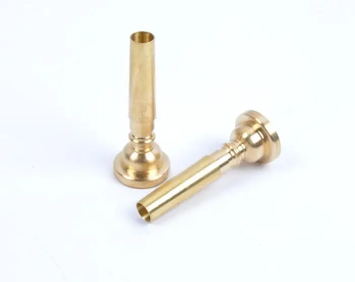 

Youth, young pioneers mouth, mouth Tip the brass fittings