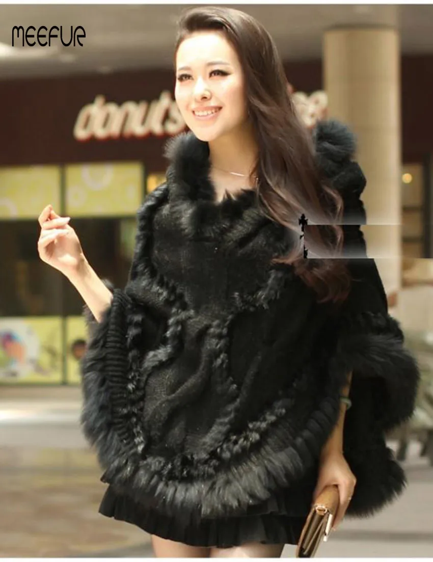 Повседневное пончо из натуральной шерсти с капюшоном и отделкой меха енота