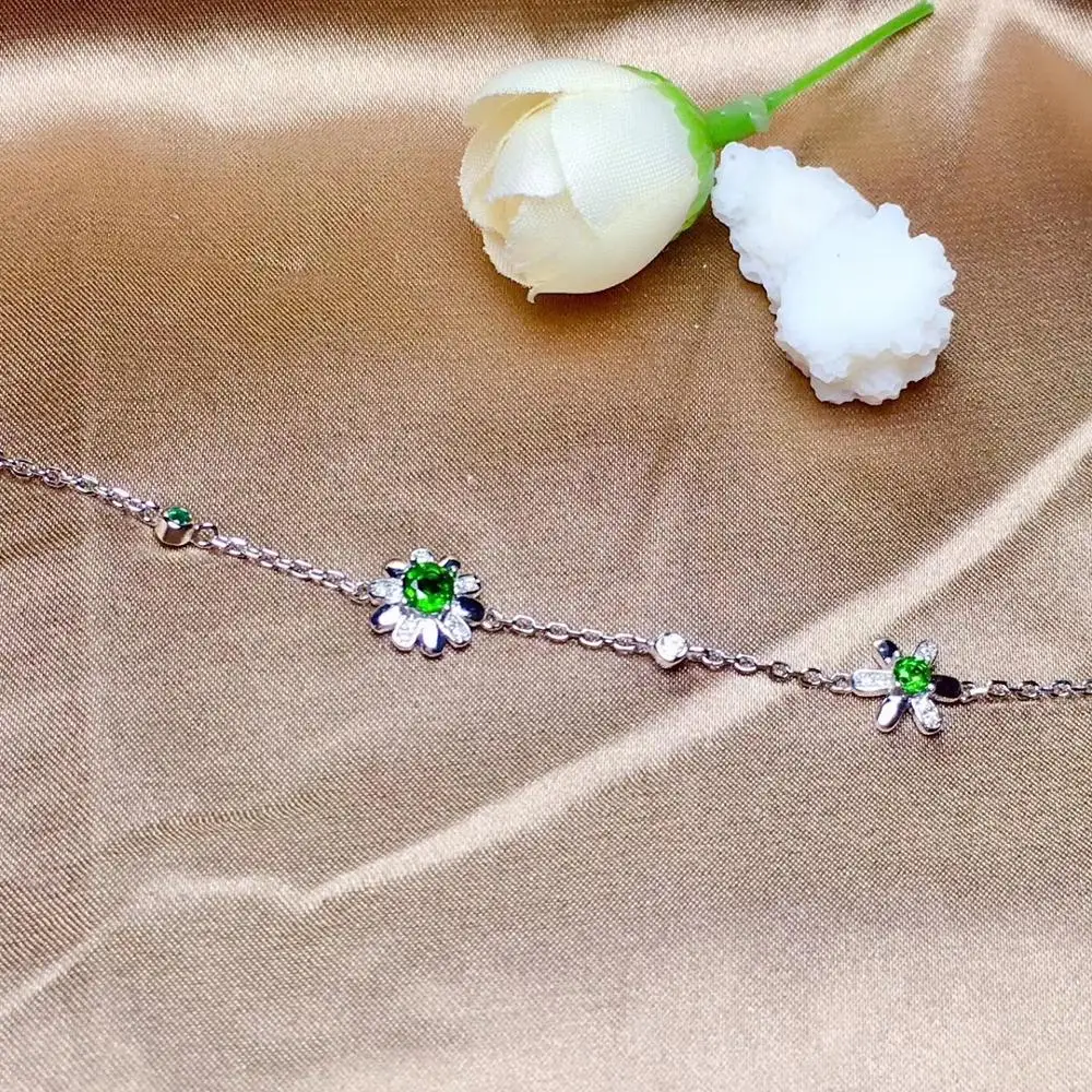 Браслет с натуральными зелеными диопсидами серебро 925 пробы элегантный милый