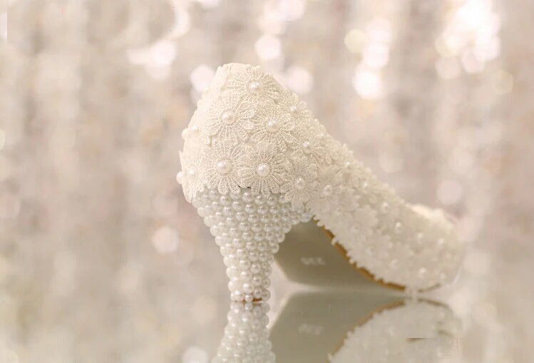 2018 великолепные и модные белые кружевные свадебные туфли с цветами на низком