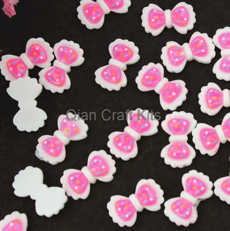 

Набор из 100 шт. розовых кавайных кабошонов в горошек с бантом из смолы (22x14x4 мм)