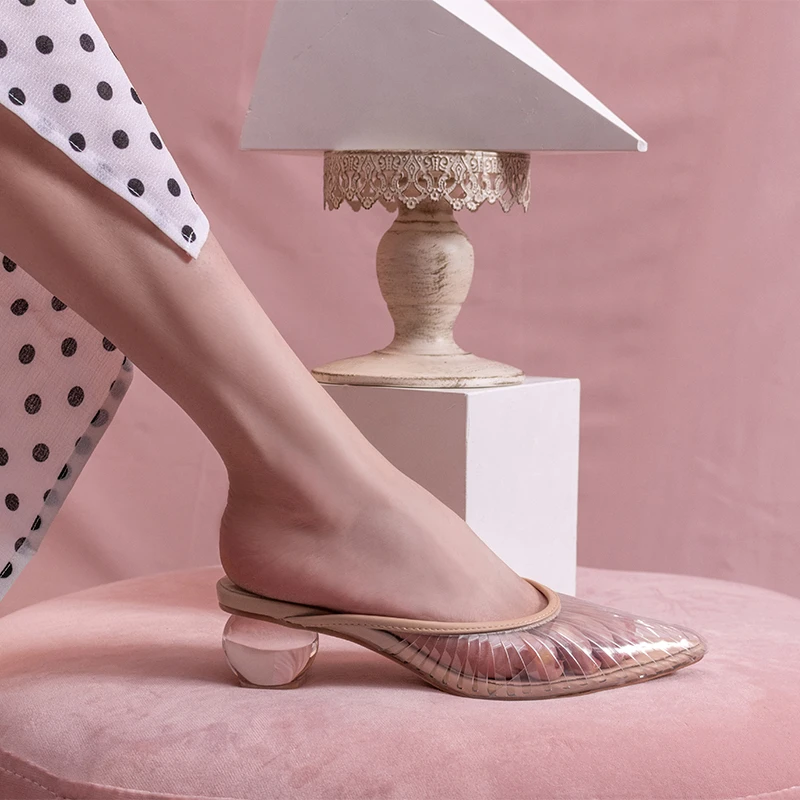 Buono Scarpe/Босоножки-шлепанцы с острым носком и круглым помпоном; прозрачные летние босоножки без задника; женская обувь; свадебные туфли-лодочки