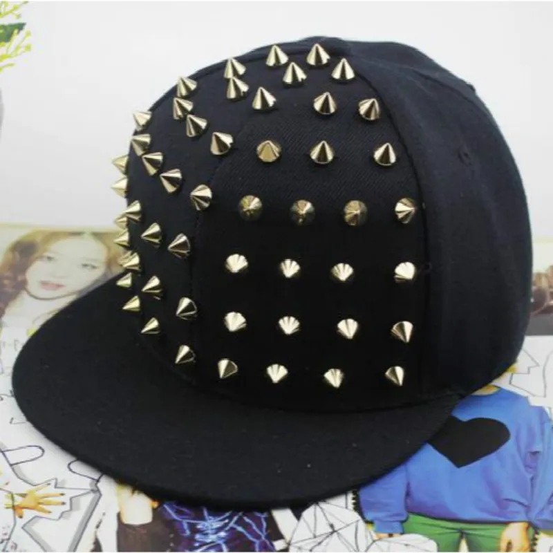 Мужская кепка с заклепками черная регулируемая хлопковая плоскими полями