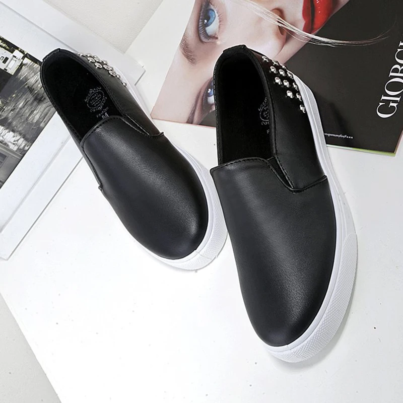 Студенческая кожаная парусиновая обувь женские белые лоферы с заклепками