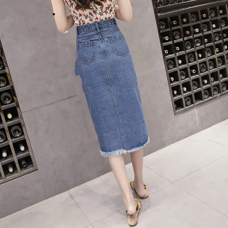 Женская джинсовая юбка с карманами однотонная простая облегающая средней длины