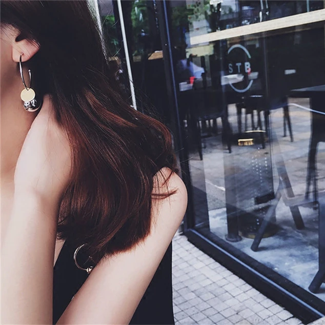 Полукруглые серьги-кольца с металлическим шариком серьги-подвески для