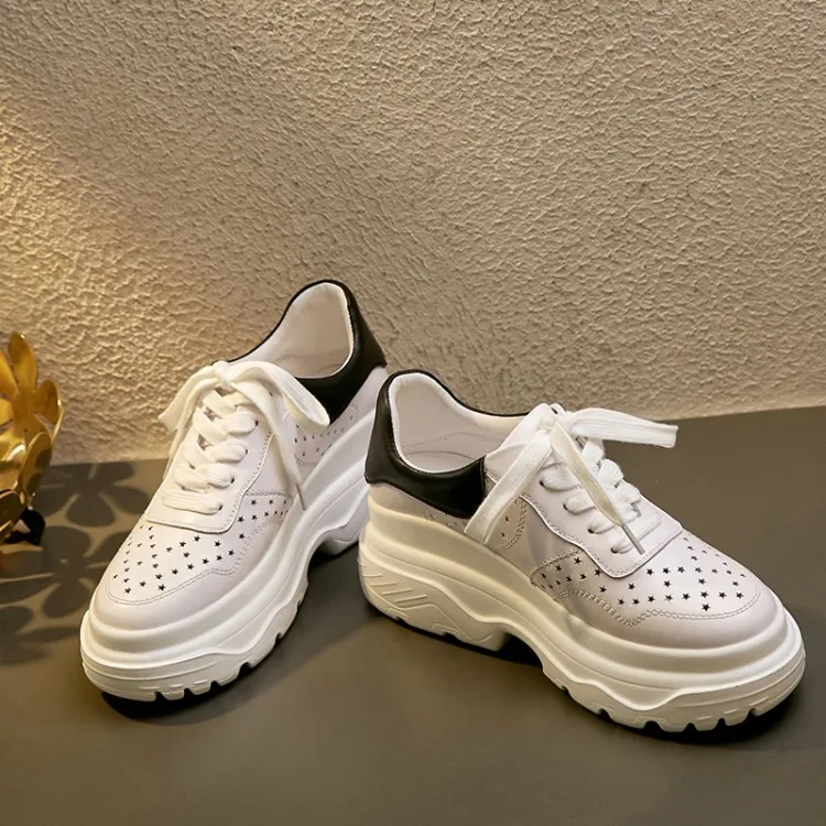 Женские кроссовки из натуральной кожи на плоской платформе со шнуровкой белые