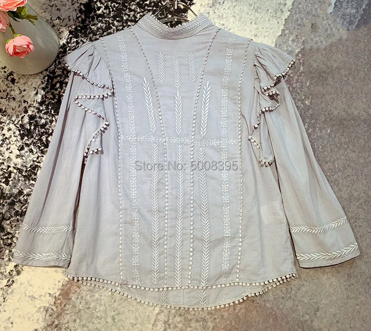 Белая серая блузка с вышивкой и высоким вырезом на плечах рюшами рукавами