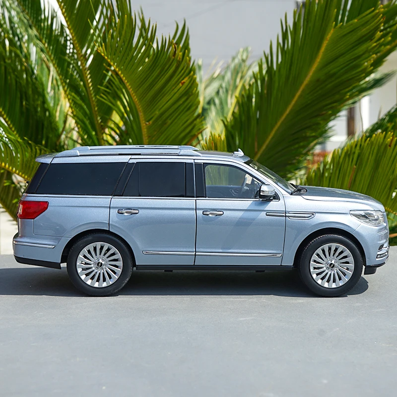 1:18 сплав LINCOLN NAVIGATOR литая под давлением модель автомобиля оригинальная коробка авторизованные подлинные детские игрушки