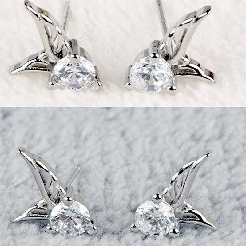 Женские серьги гвоздики с жемчугом FORSEVEN белые в форме крыльев кристаллами