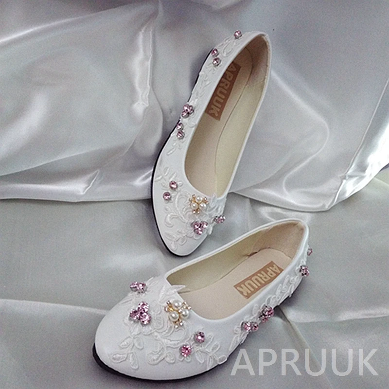 Женские туфли на плоской подошве с белыми кружевами и розовыми кристаллами |