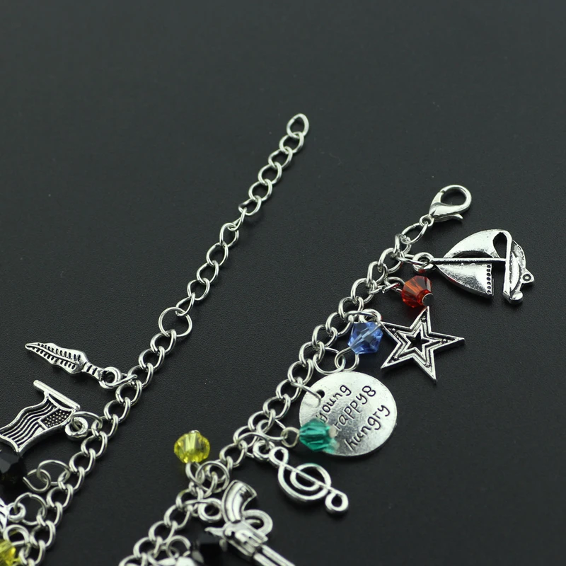 Браслет-талисман музыкальный со звездами пистолетом символами музыки листьями |