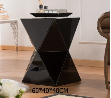 Зеркальный угол дивана с несколькими стеклянными краями несколько простых