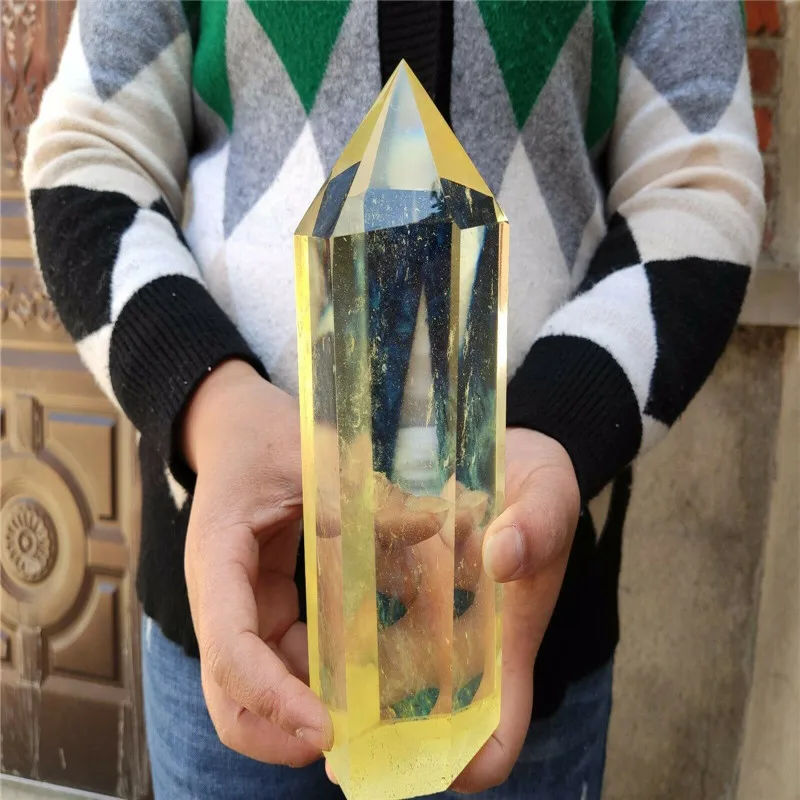 Огромный желтый обелиск пахнет как пирамида кристаллов кварца заканчивающаяся