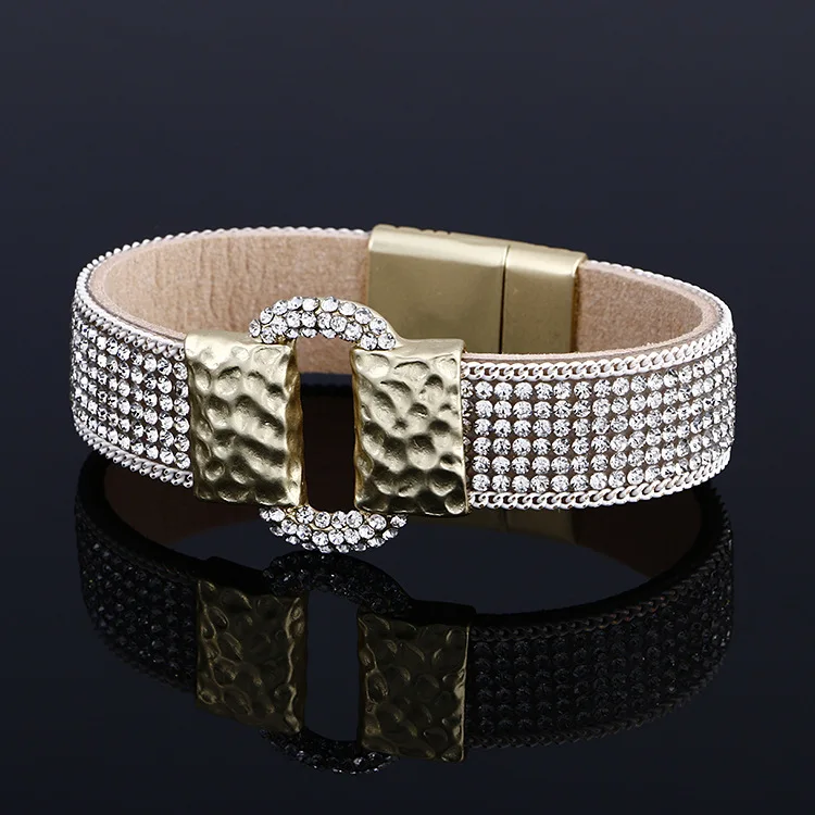 Женский бархатный браслет со стразами на магнитной застежке с бархатной