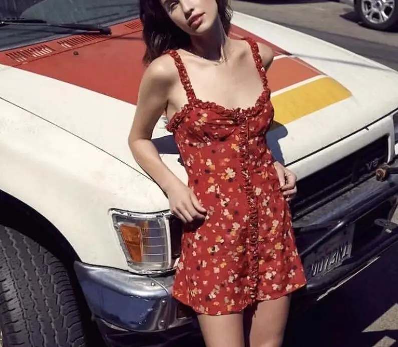 Сексуальное платье с оборками и цветочным принтом летнее на бретелях богемное