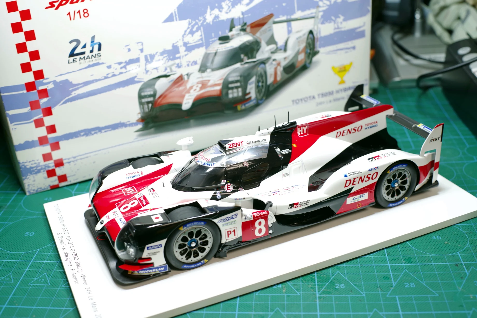 

SPARK Decast Car model 1/18 2018 Le Mans Championship For Toyota TS050 Hybrid 8# Alonso Alloy car model toy With Original Box