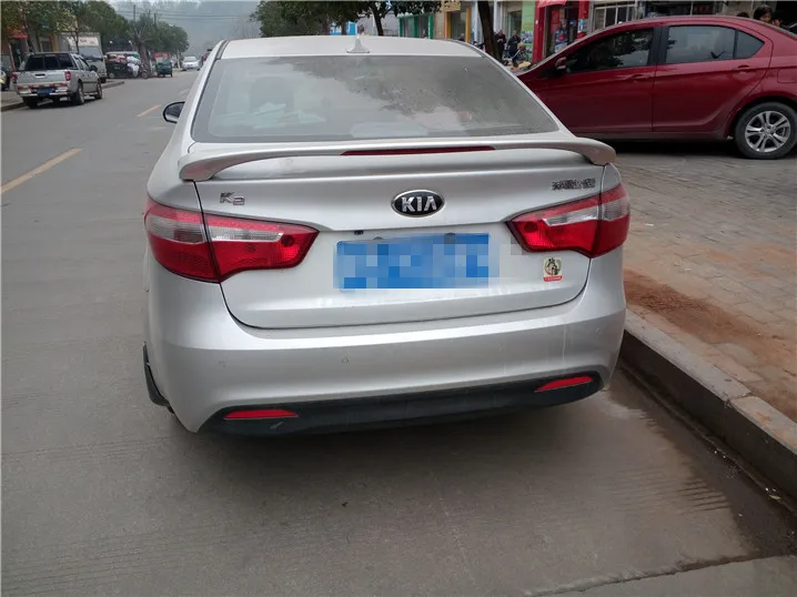 Для Kia K2 спойлер Высокое качество ABS Материал заднего крыла первоклассника Цвет задний спойлер для Kia K2 спойлер со светодиодными огнями 2011