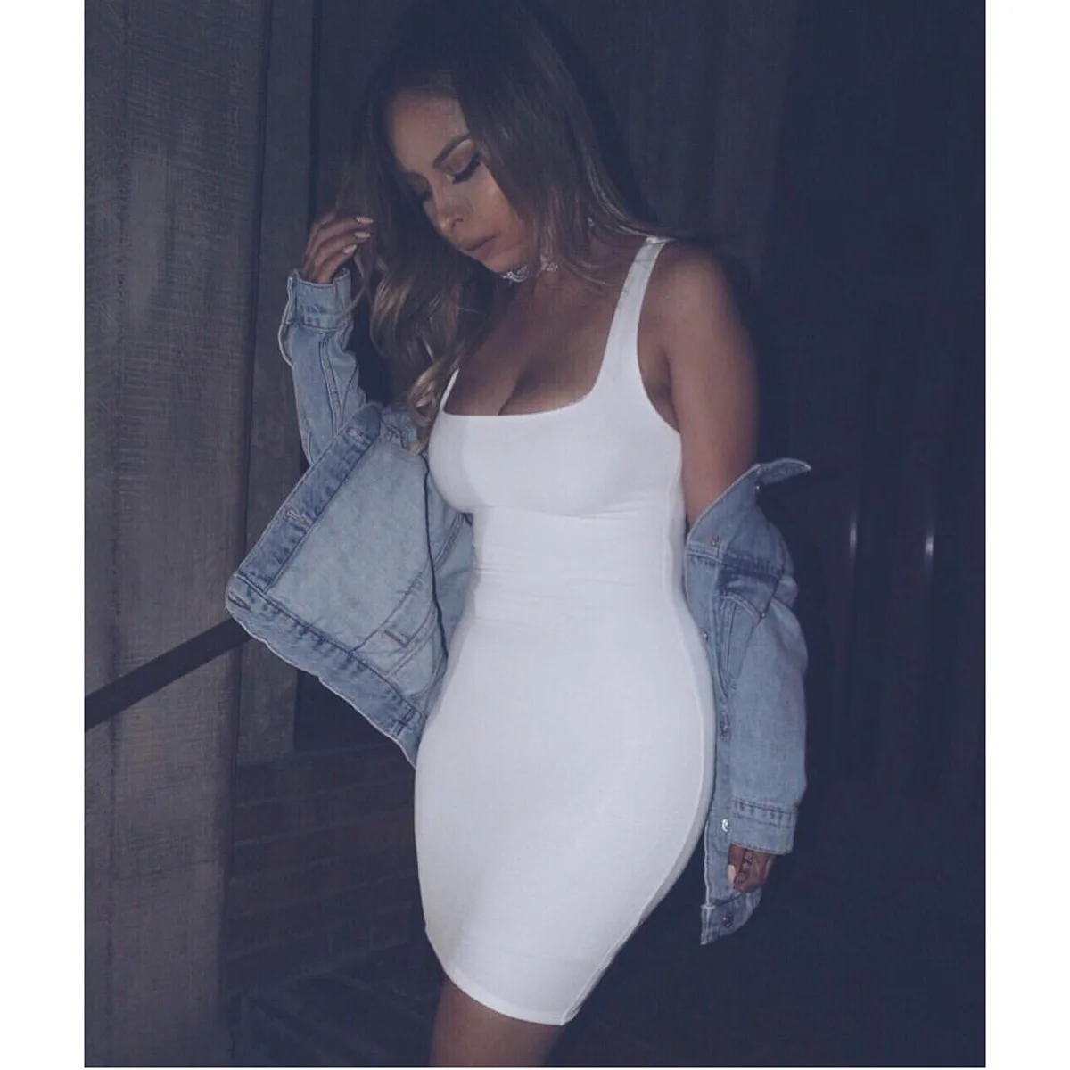 Женское платье Взрывобезопасное белое без рукавов на бретельках сексуальное