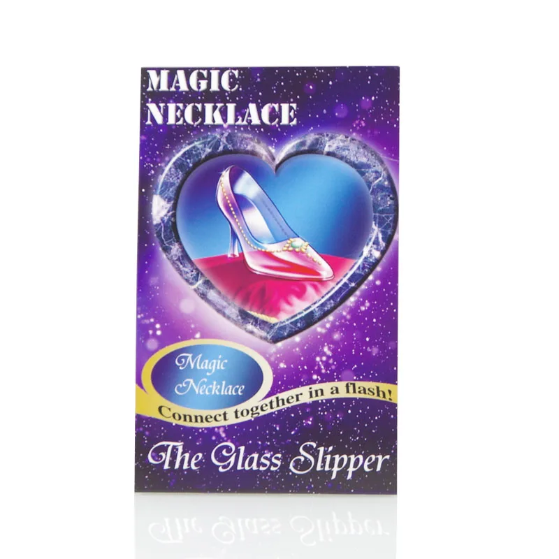 Крупным планом волшебное ожерелье Золушки с украшением в виде кристаллов обувь