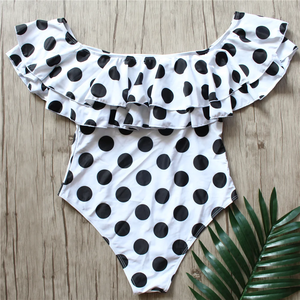 Женский купальник с открытыми плечами винтажный цельный в горошек оборками