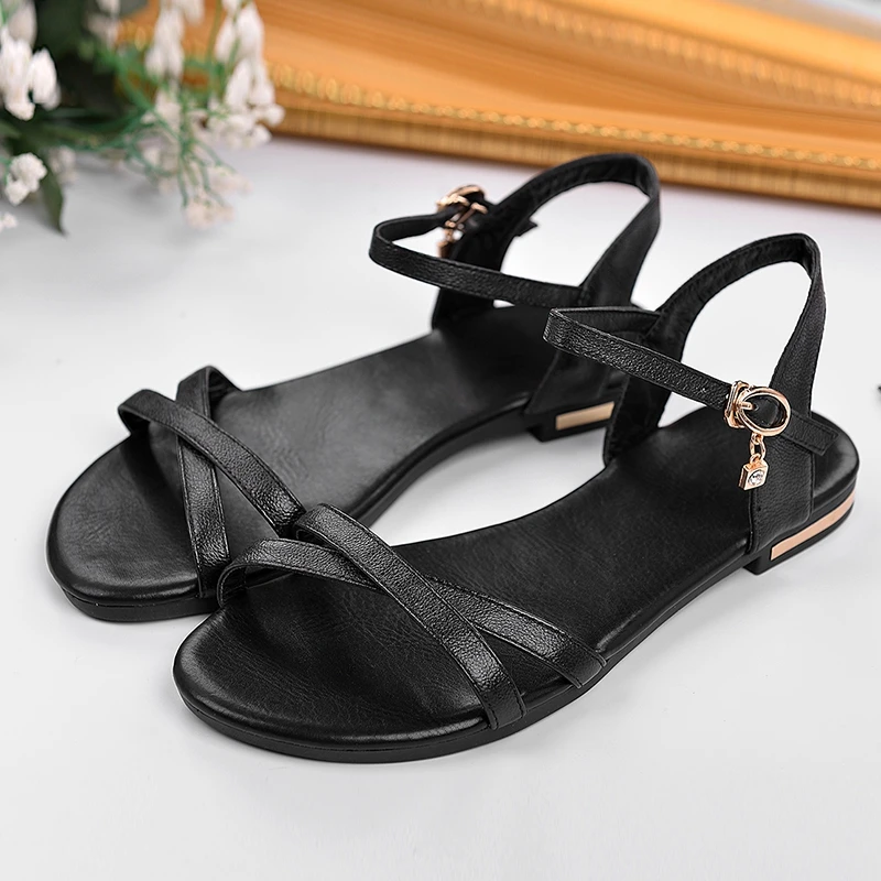 Женские сандалии из натуральной кожи REAVE CAT на плоской подошве с ремешком и