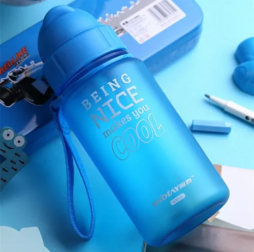 blue Портативная детская пластиковая бутылочка с веревкой для питья детей с соломенной питьевой водой 280ML400ML чашка для кормления детская бутылочка - Цвет: blue