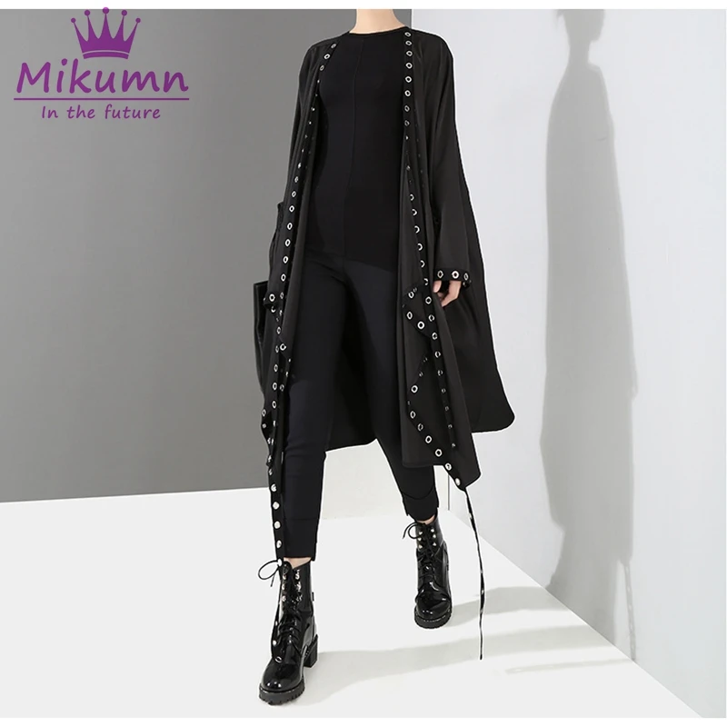 Свободное длинное пальто с металлическим кольцом черное в готическом стиле |