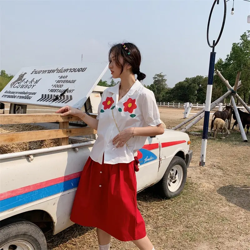 Комплект из двух предметов: белая рубашка с рукавами-фонариками и однотонными