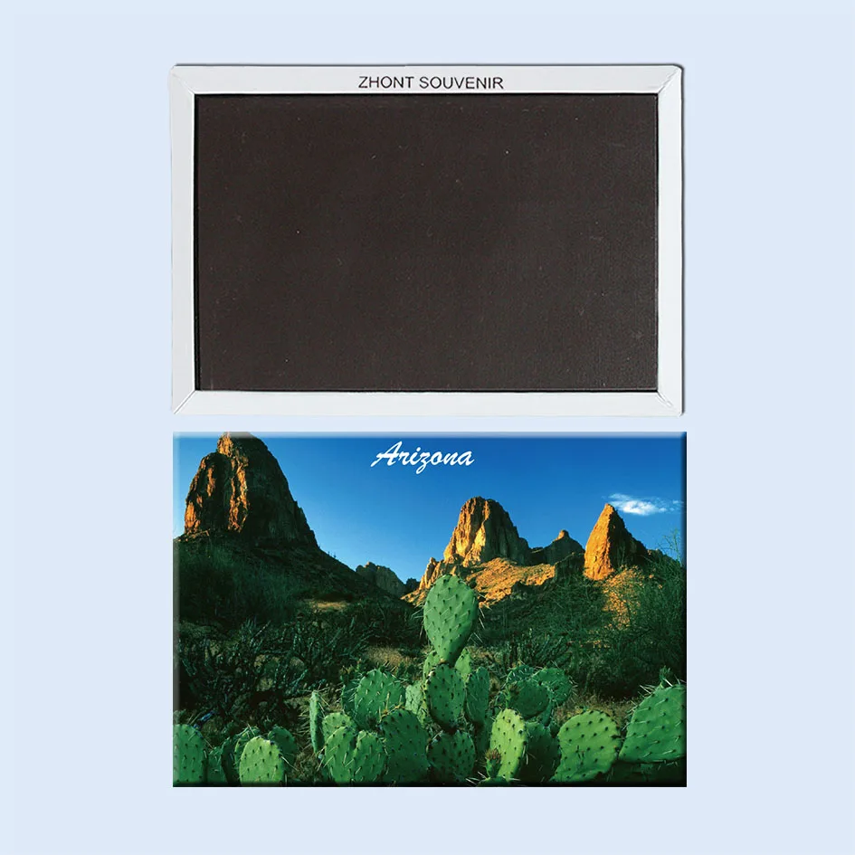 Светильник Sunrise на колючих грушевых кактусах и суеверных горах Apache Trail Arizona USA