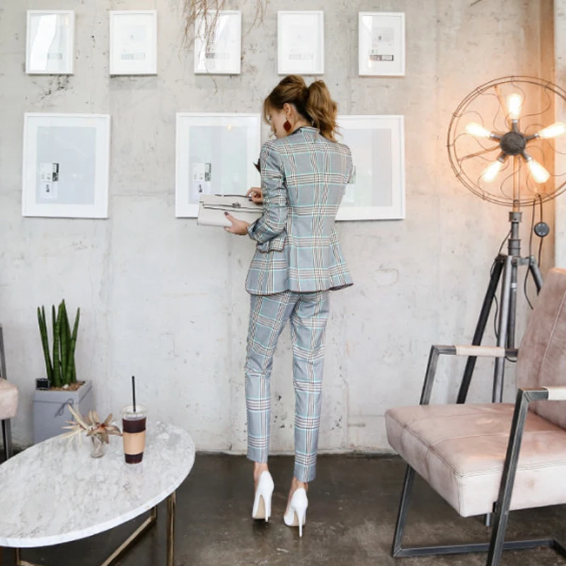 Женский офисный брючный костюм розовый синий клетчатый пиджак в полоску и брюки