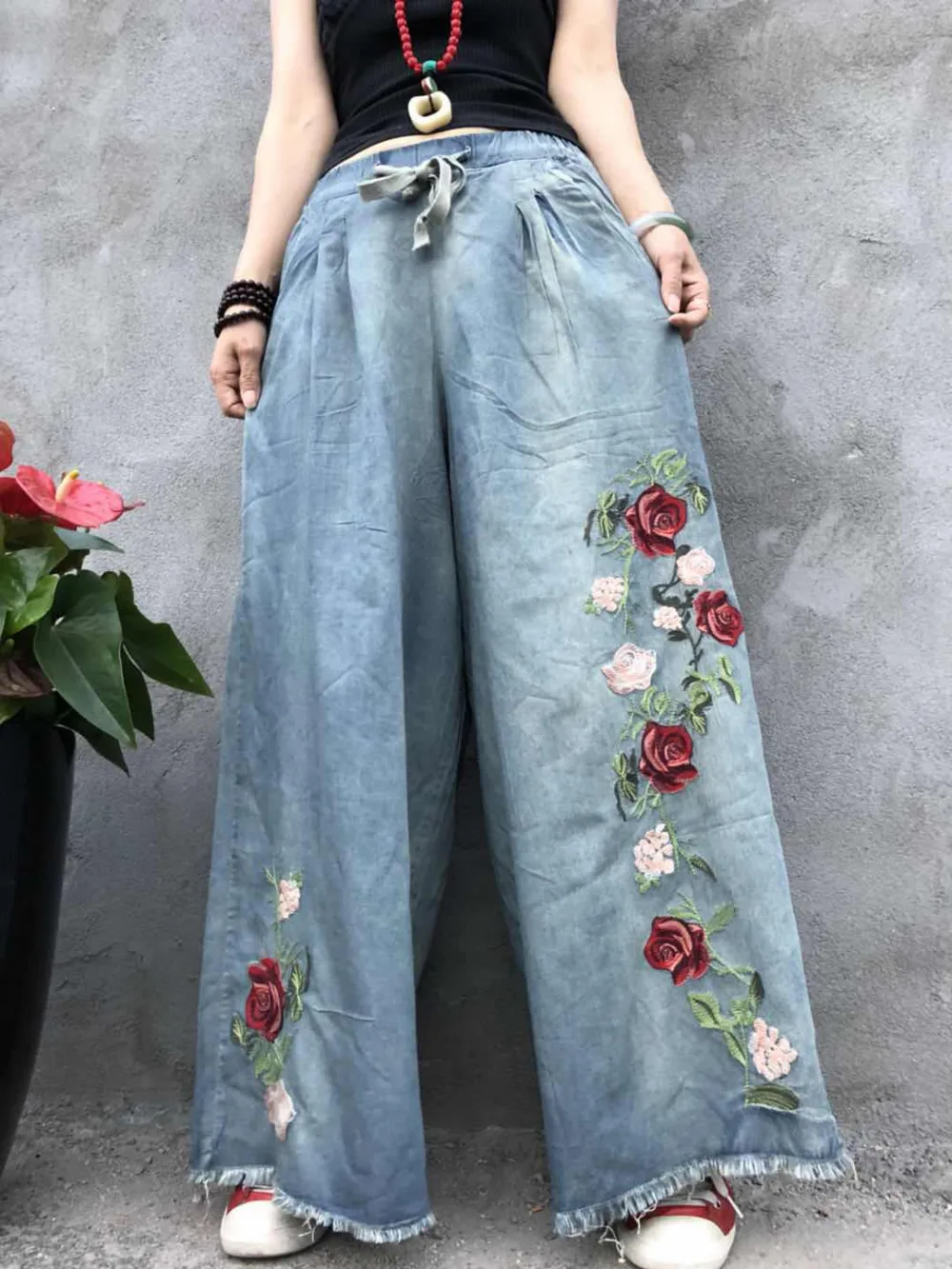 Женские джинсы с цветочной вышивкой длинные брюки из денима широкими штанинами и